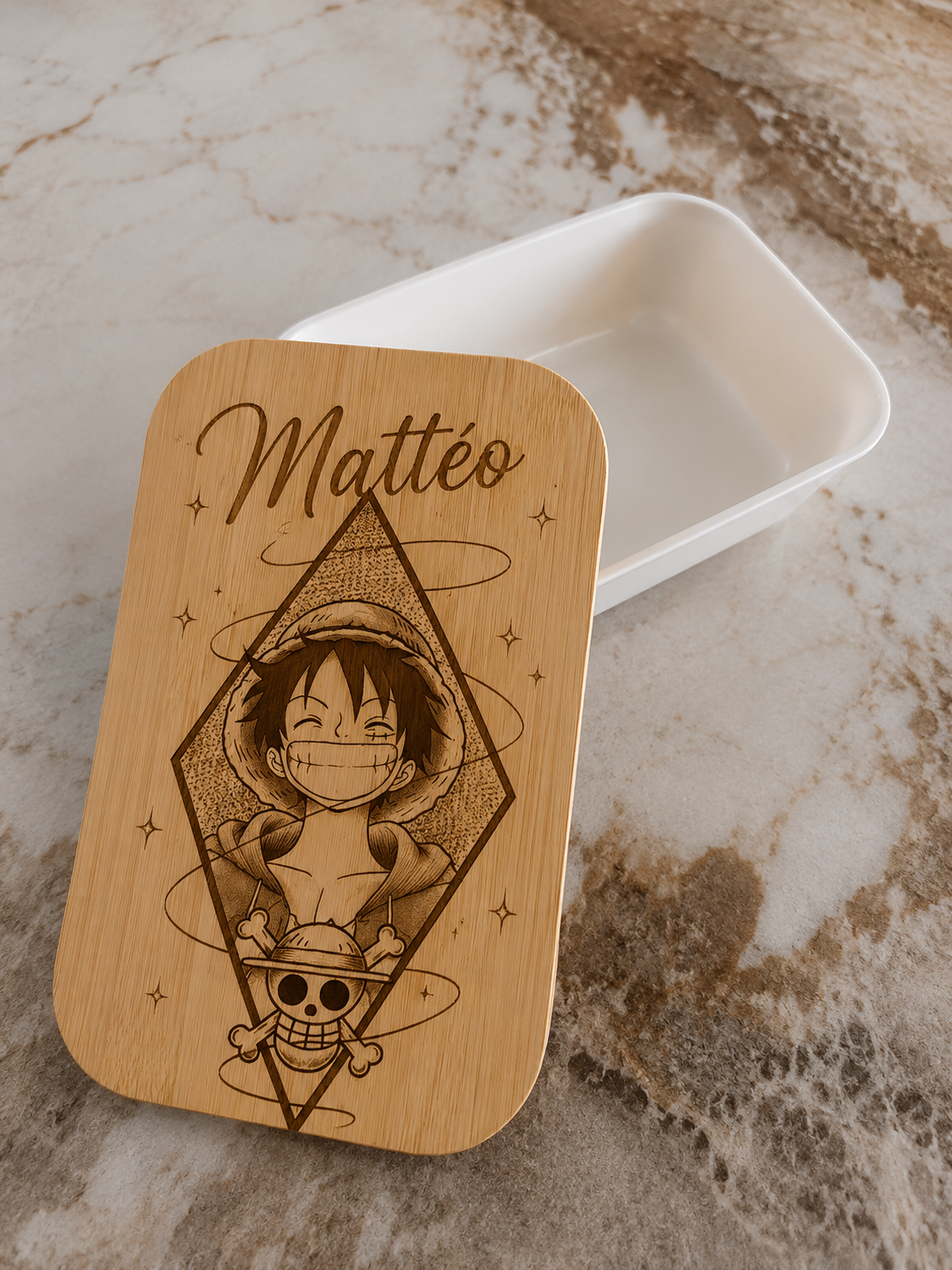 Lunch box personnalisée “One Piece” avec prénom – Couvercle en bambou gravé
