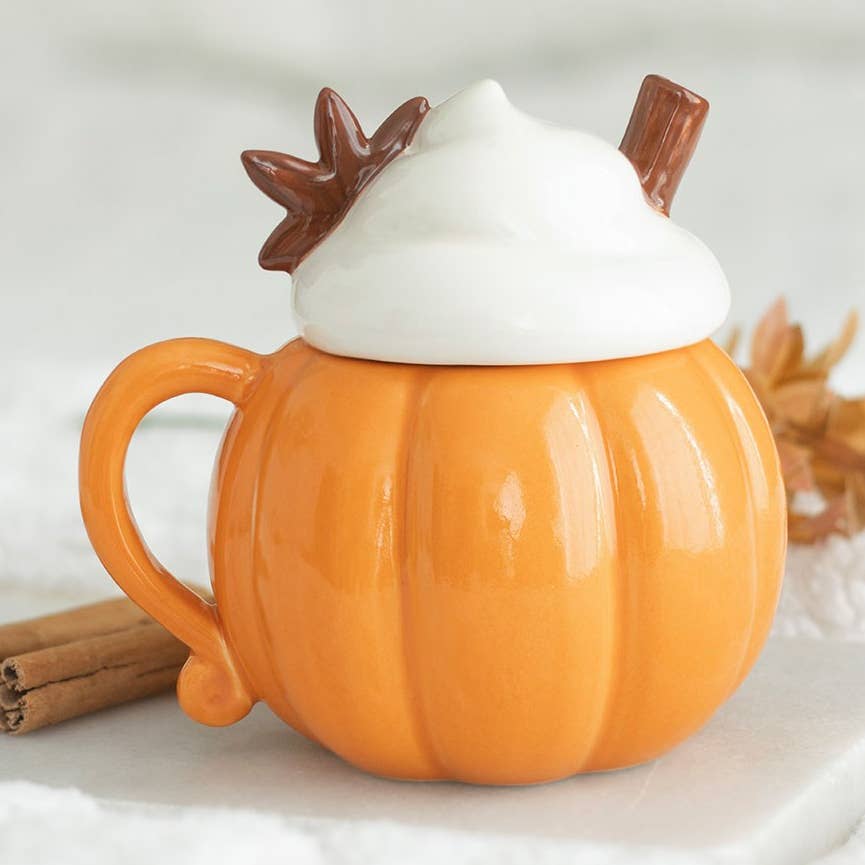 Tasse d'automne crème citrouille avec couvercle