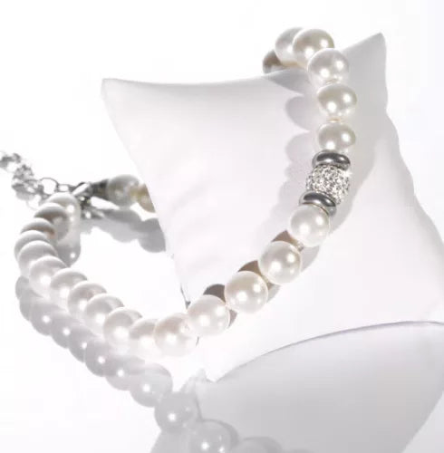 Collier de perles blanches couleur argent