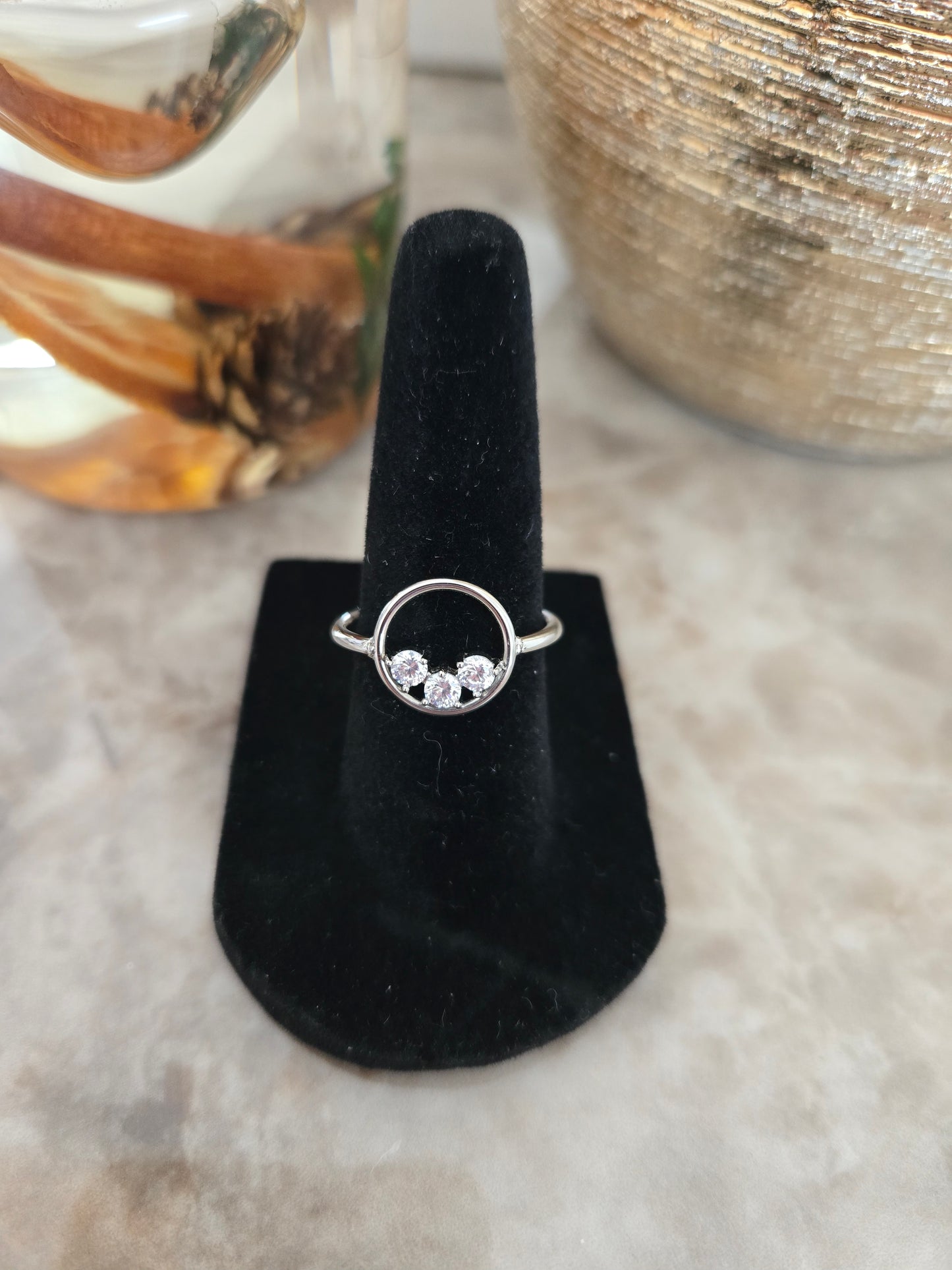 Bague argentée avec pierres blanches