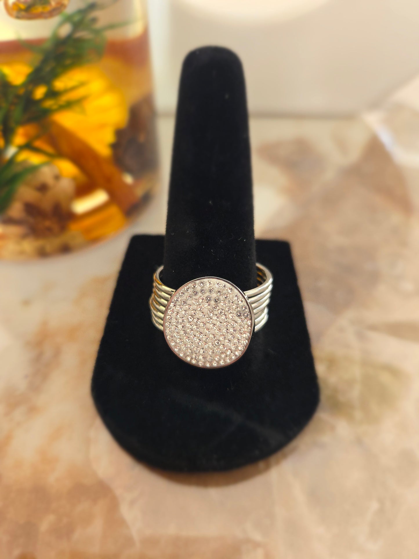 Bague argentée avec pierre blanche