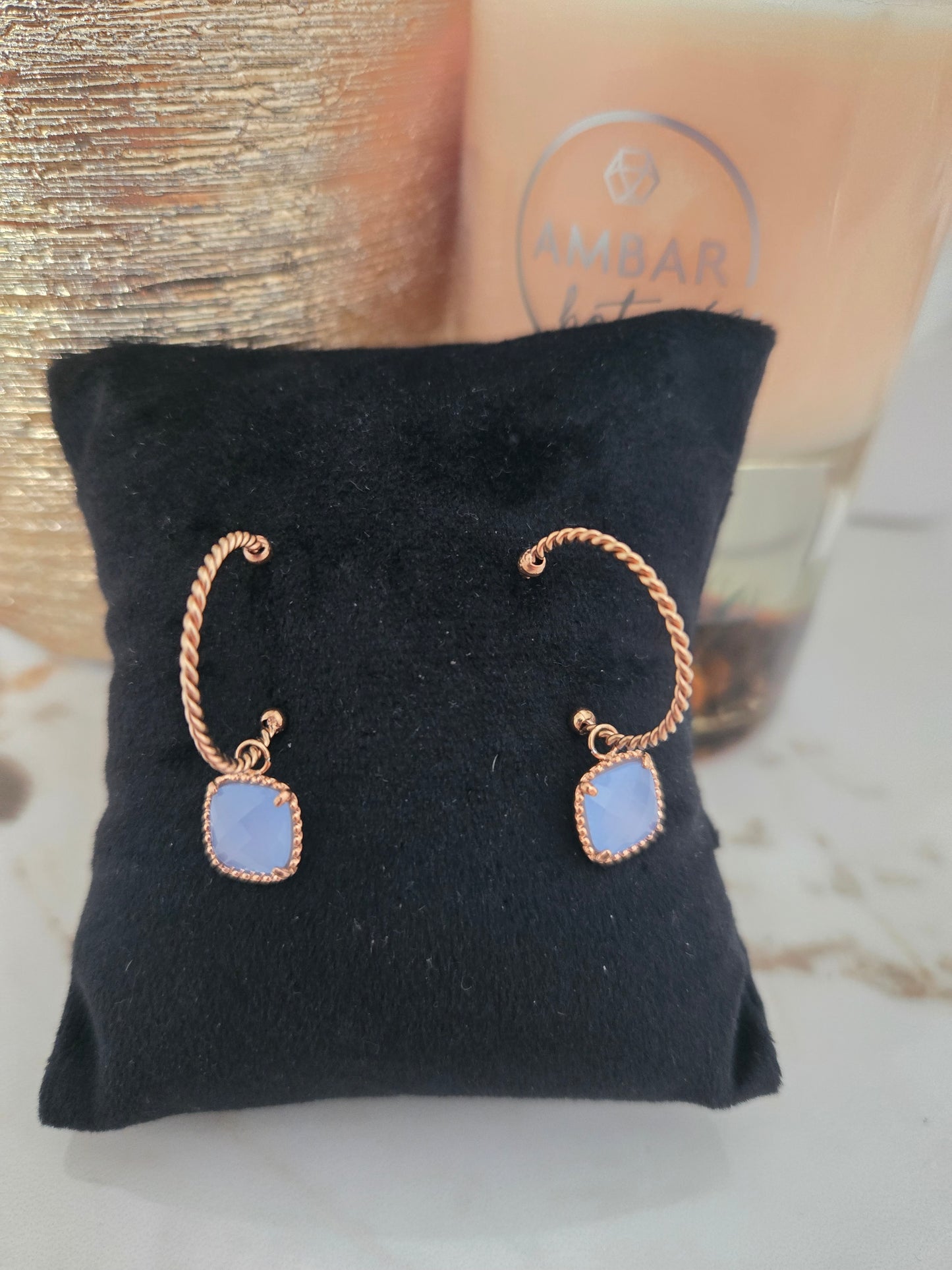 Boucles d'oreilles Victoria en or rose et pierre bleue