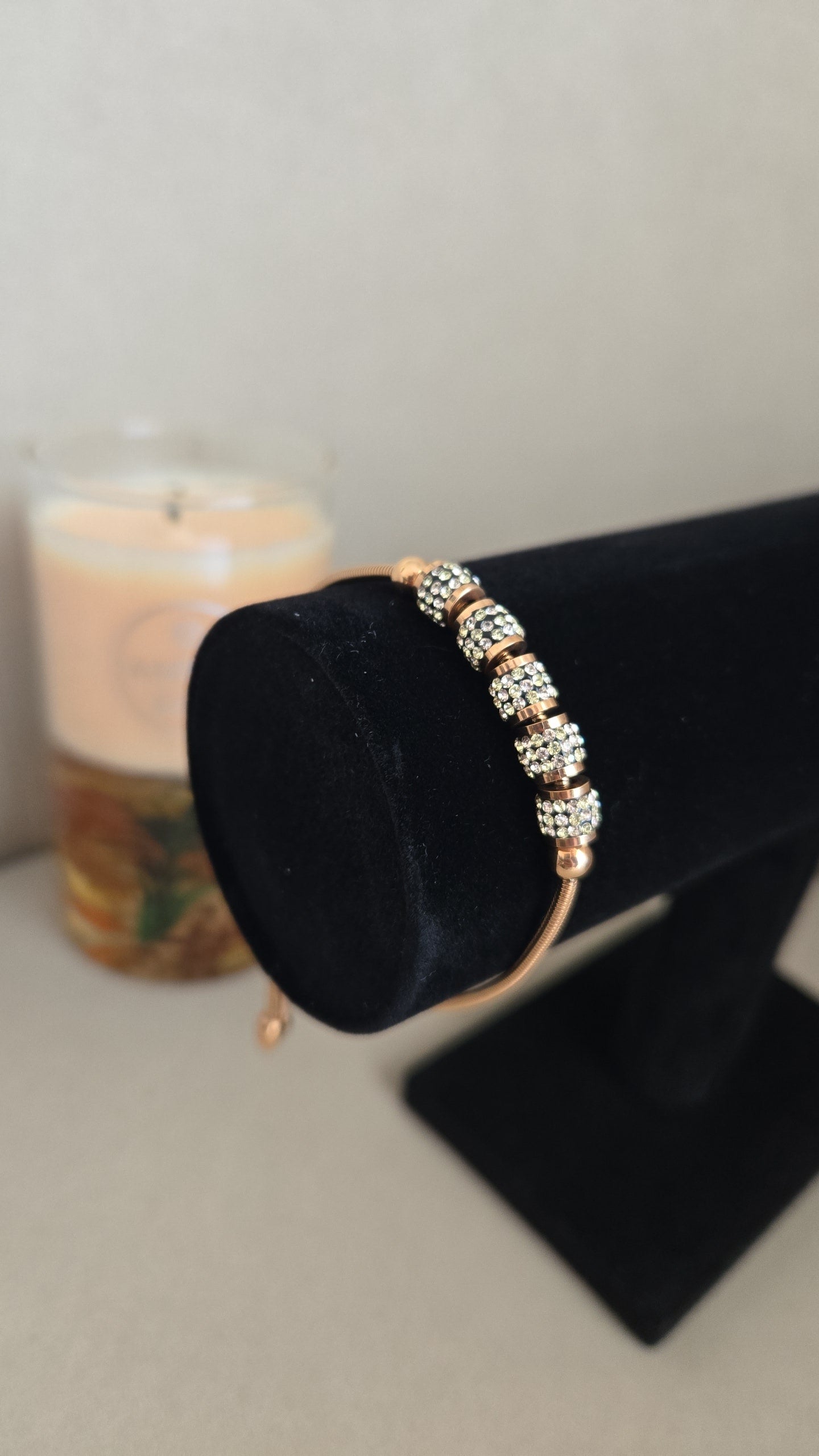 Bracelet couleur or rose avec pierres