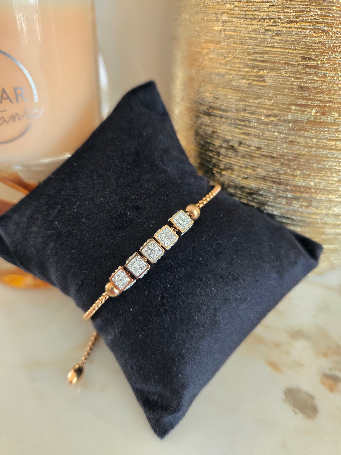 Bracelet rectangulaire en or rose avec pierres blanches