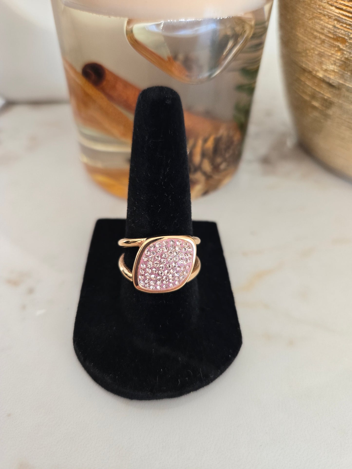 Bague en or rose et pierres roses