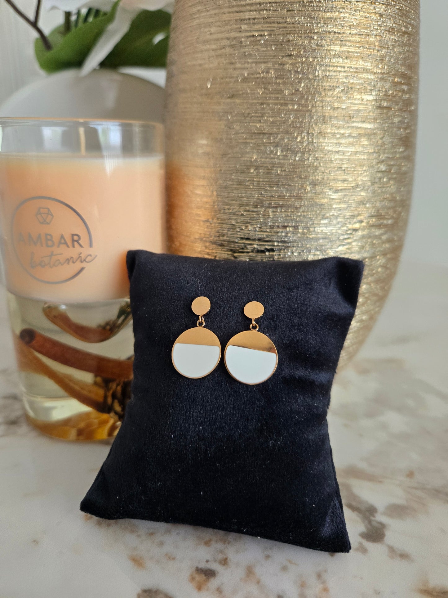 Boucles d'oreilles couleur or rose avec motif blanc