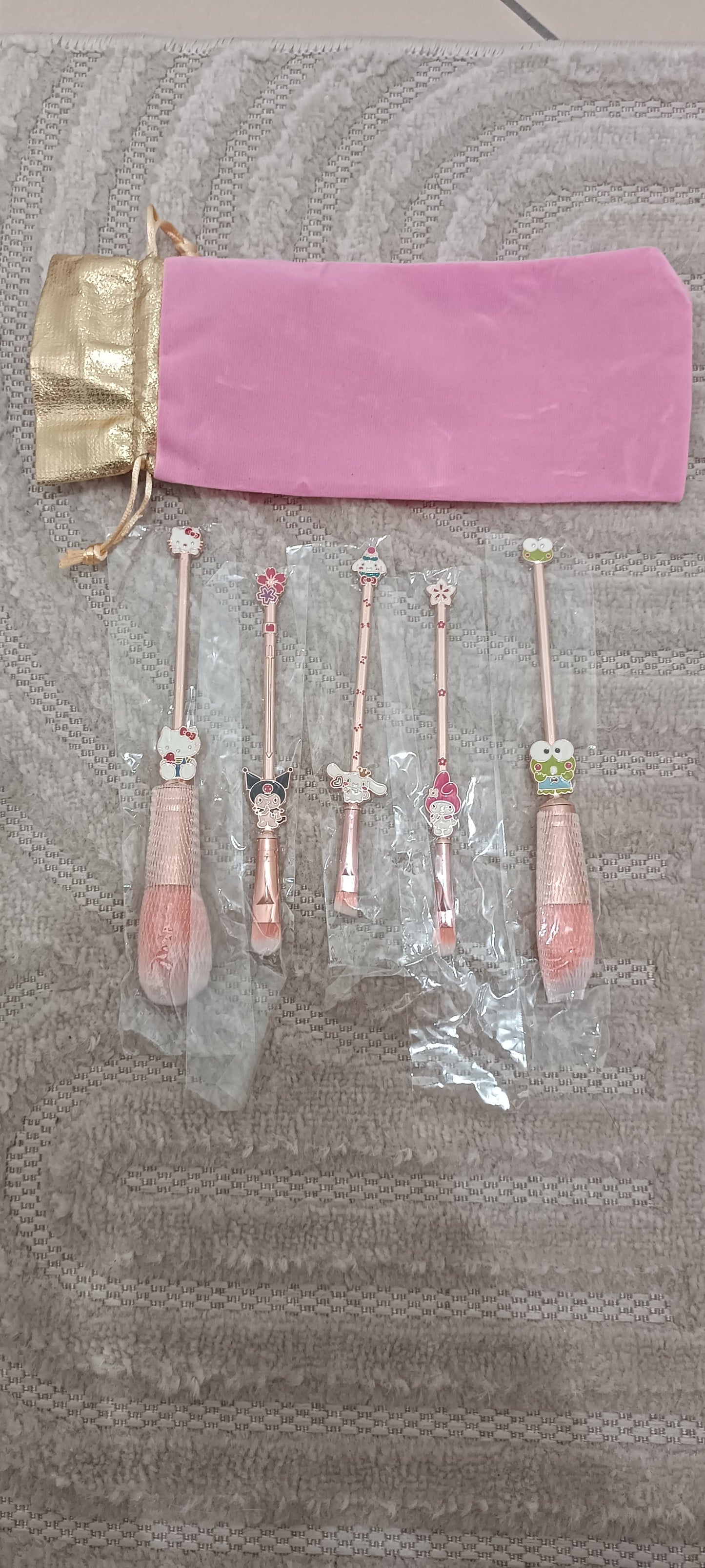 Lot de 5 pinceaux maquillage Hello Kitty