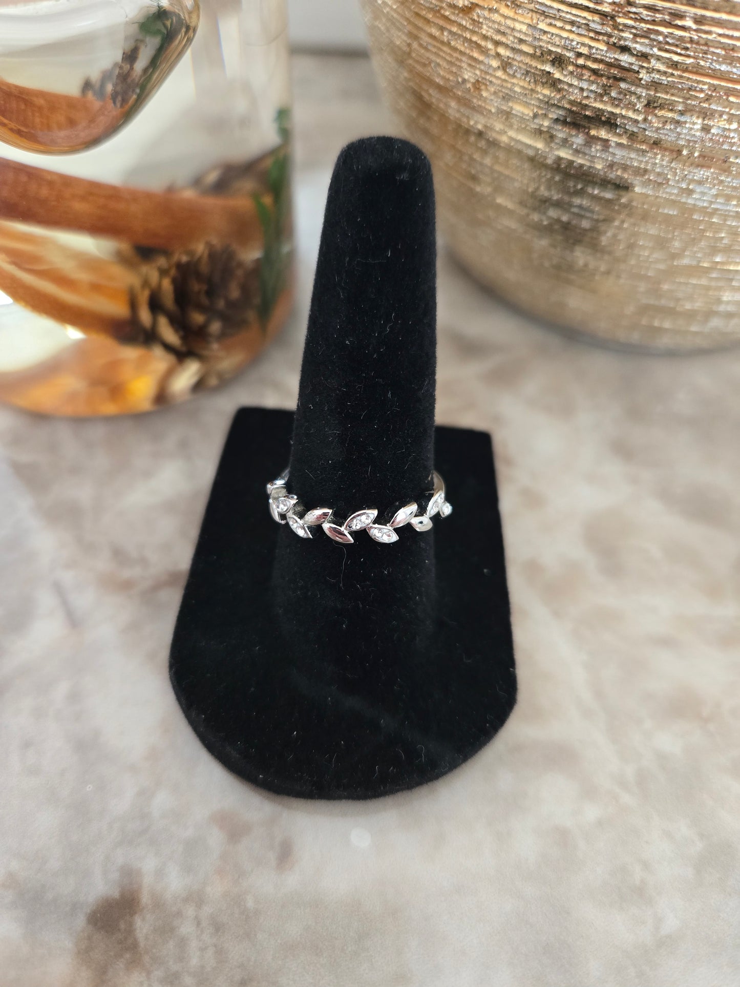 Bague argentée avec motif feuilles et pierres