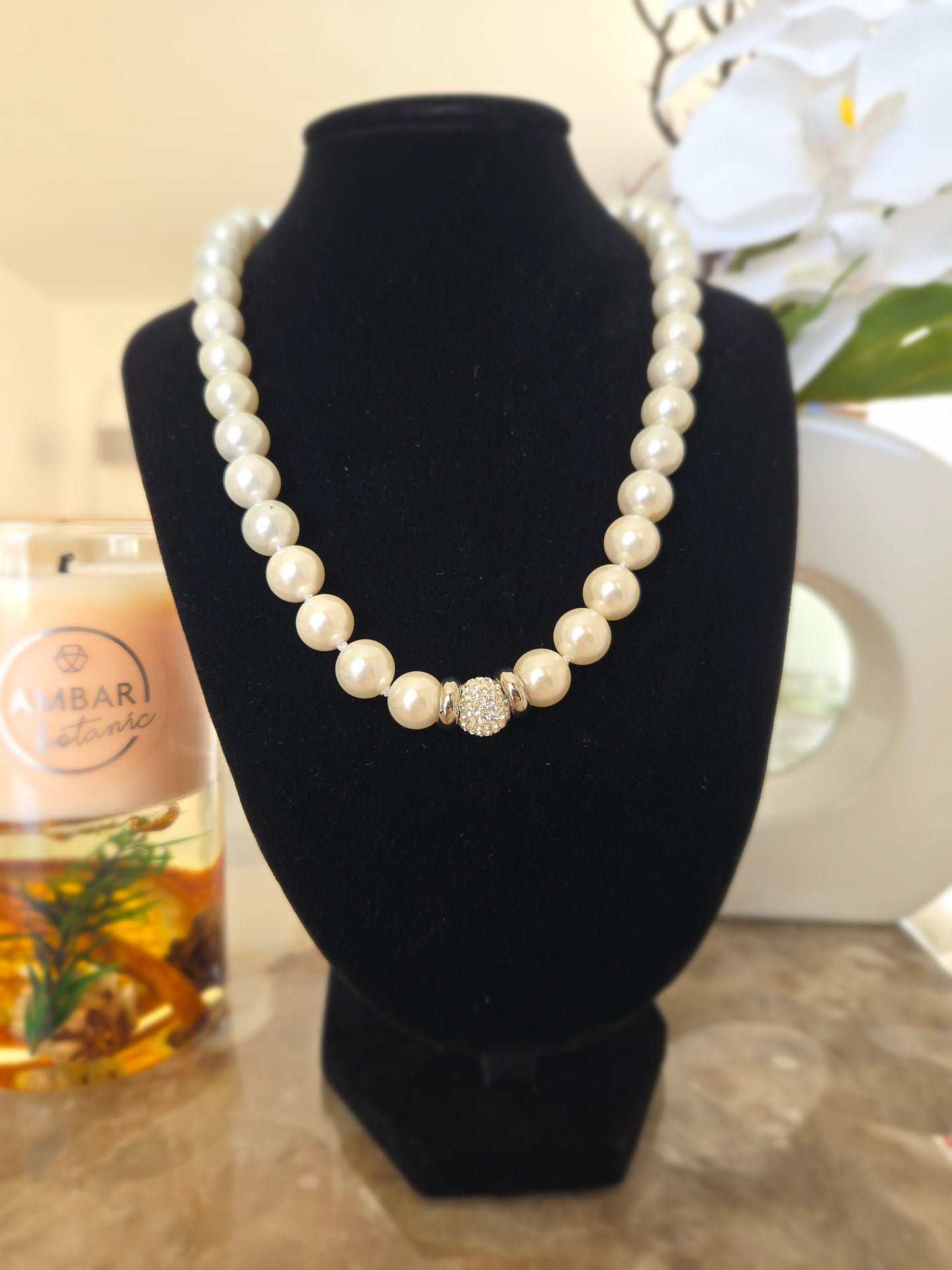 Collier de perles blanches couleur argent
