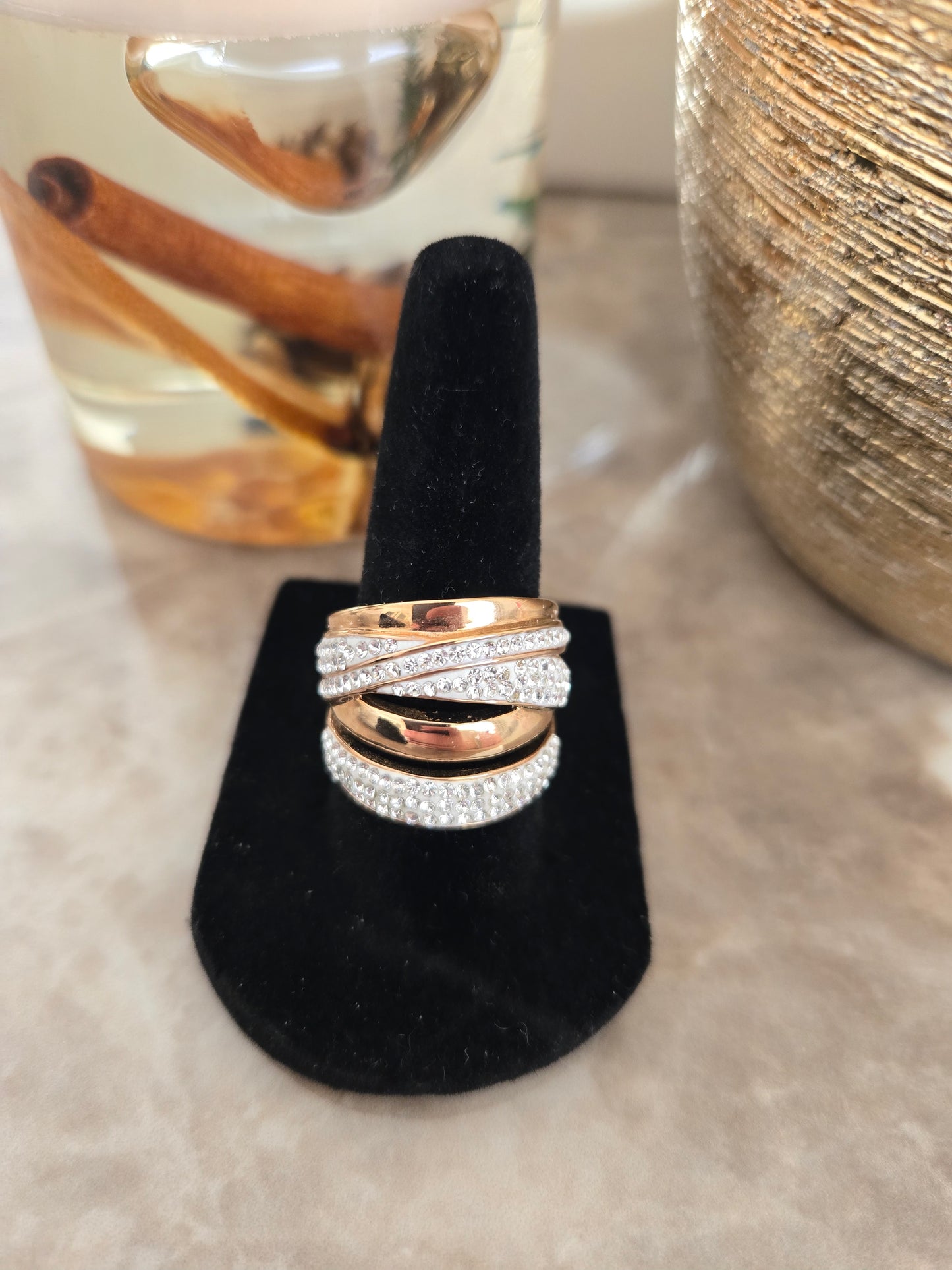 Bague Victoria couleur or rose avec pierres blanches