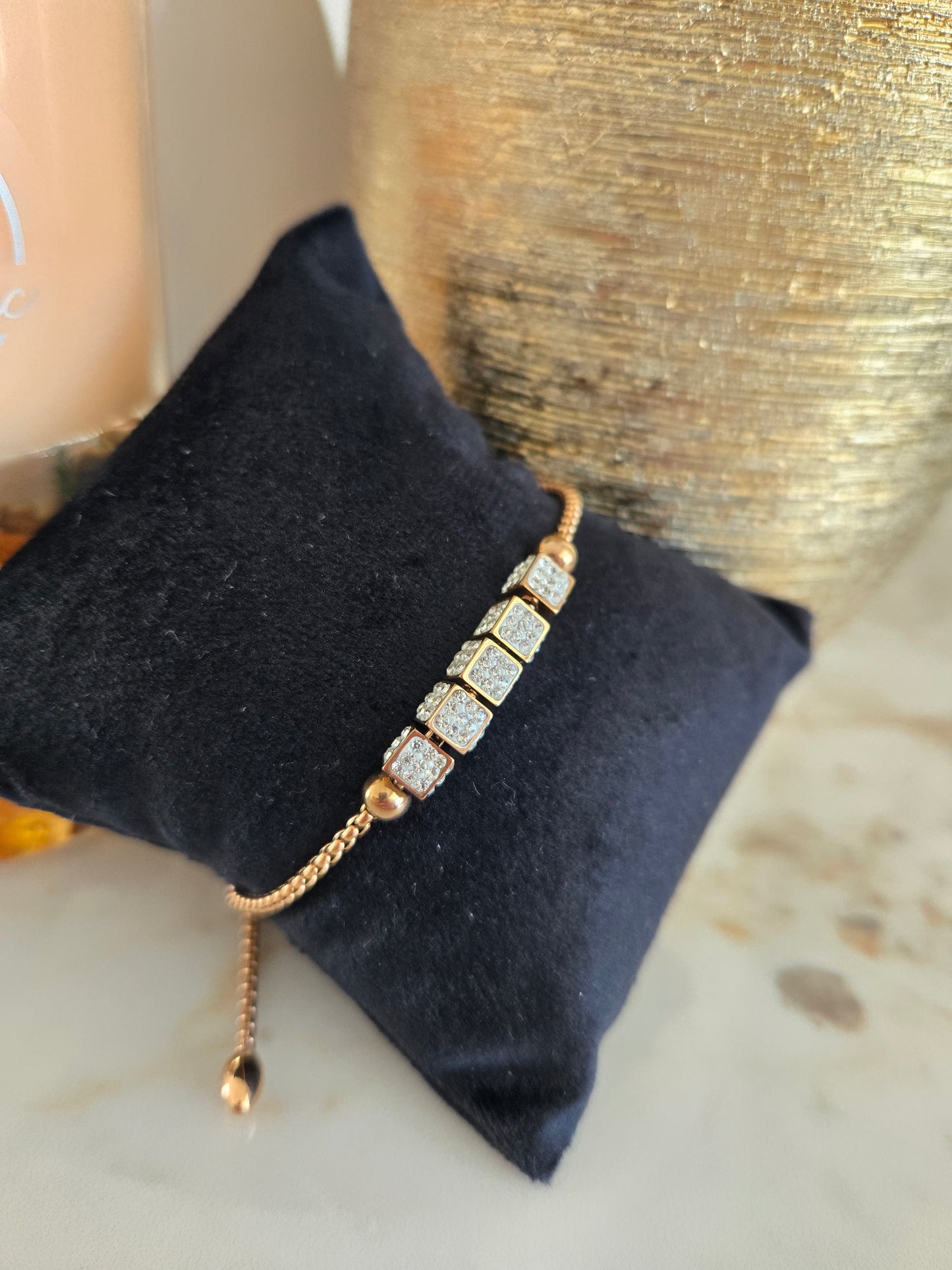 Bracelet rectangulaire en or rose avec pierres blanches