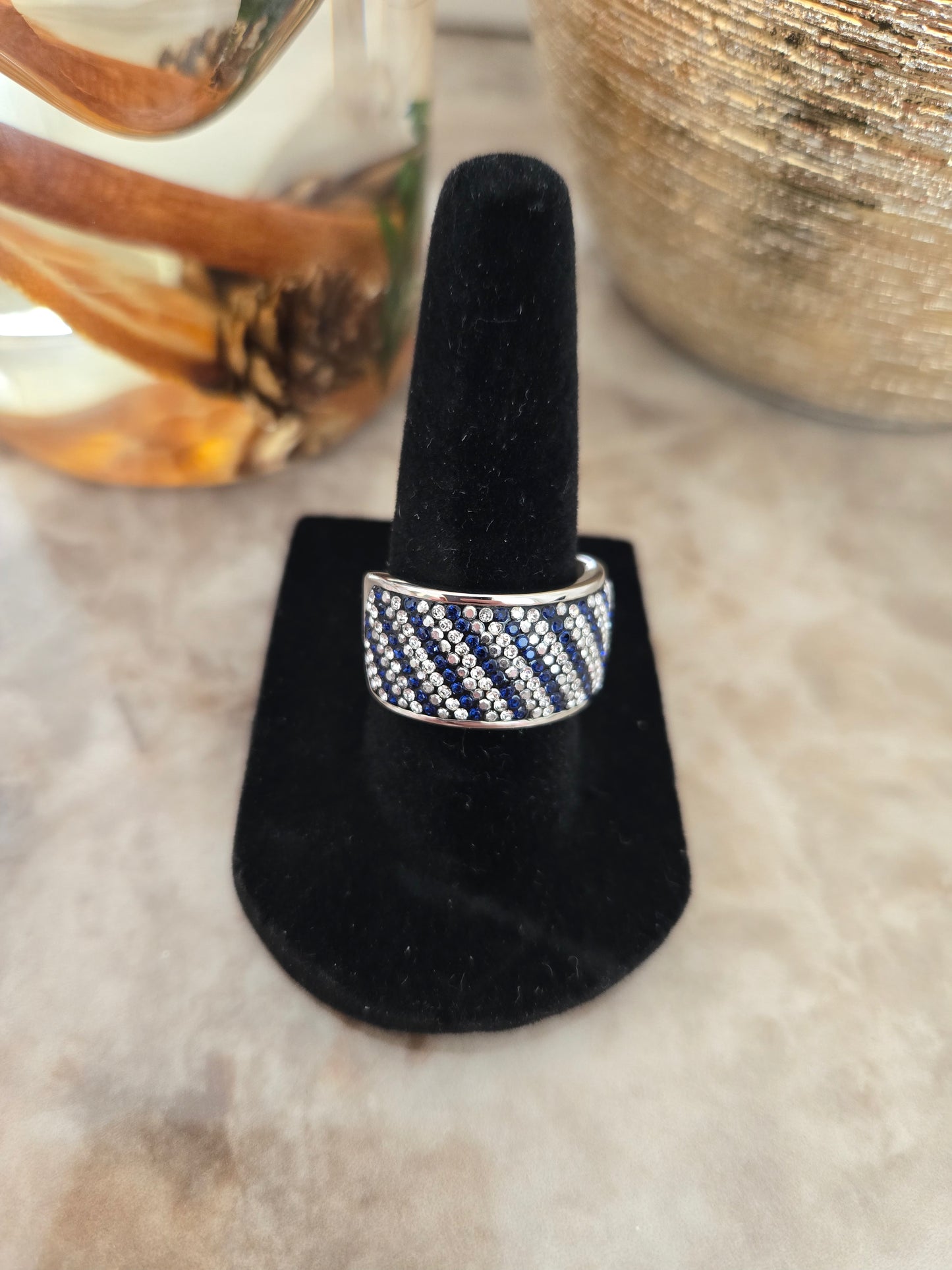 Bague argentée avec pierres bleues et blanches