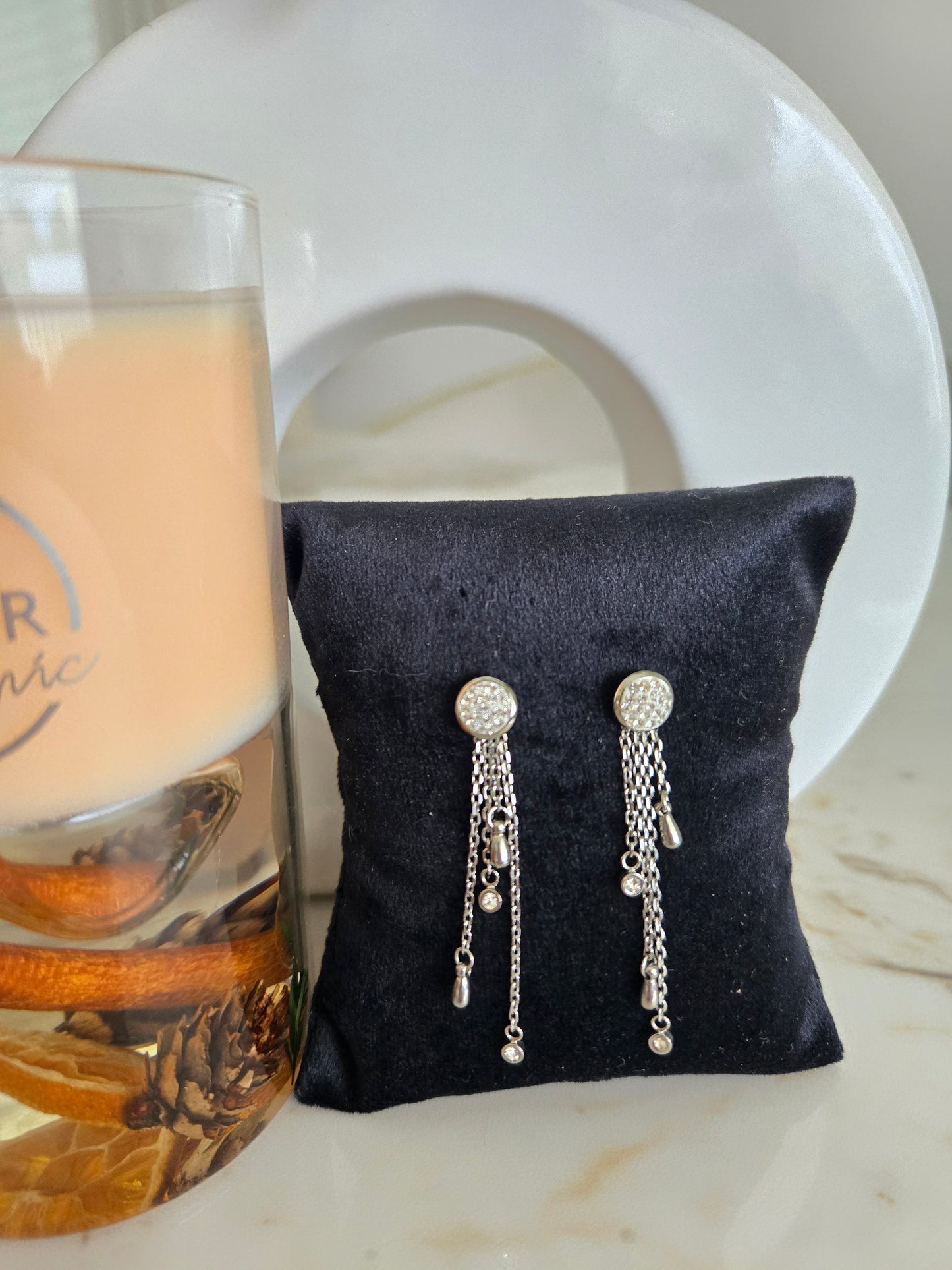 Boucles d'oreilles argentées avec pierres blanches