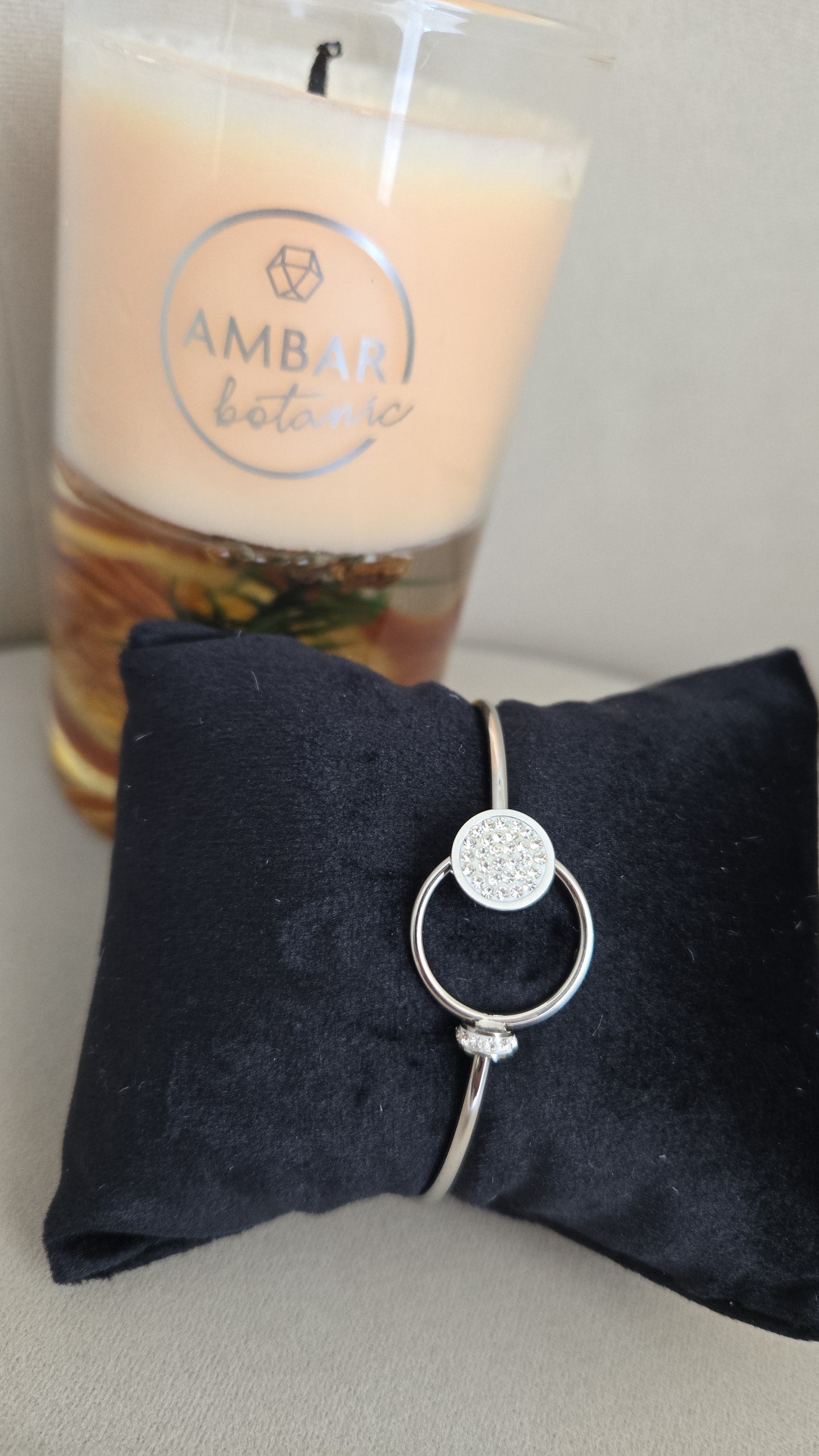 Bracelet argenté avec pierres blanches