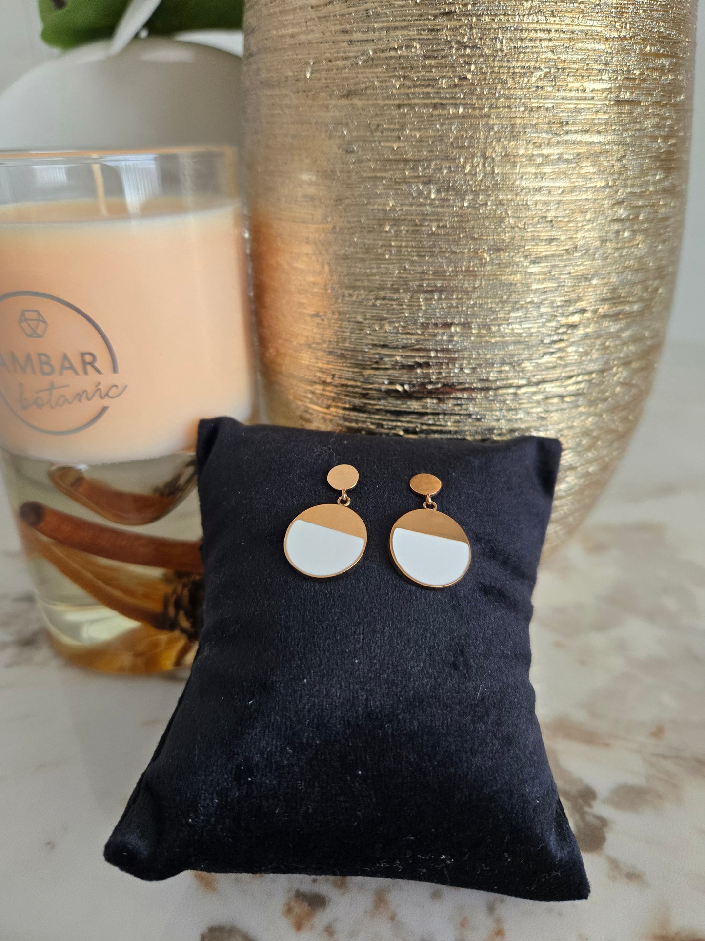 Boucles d'oreilles couleur or rose avec motif blanc