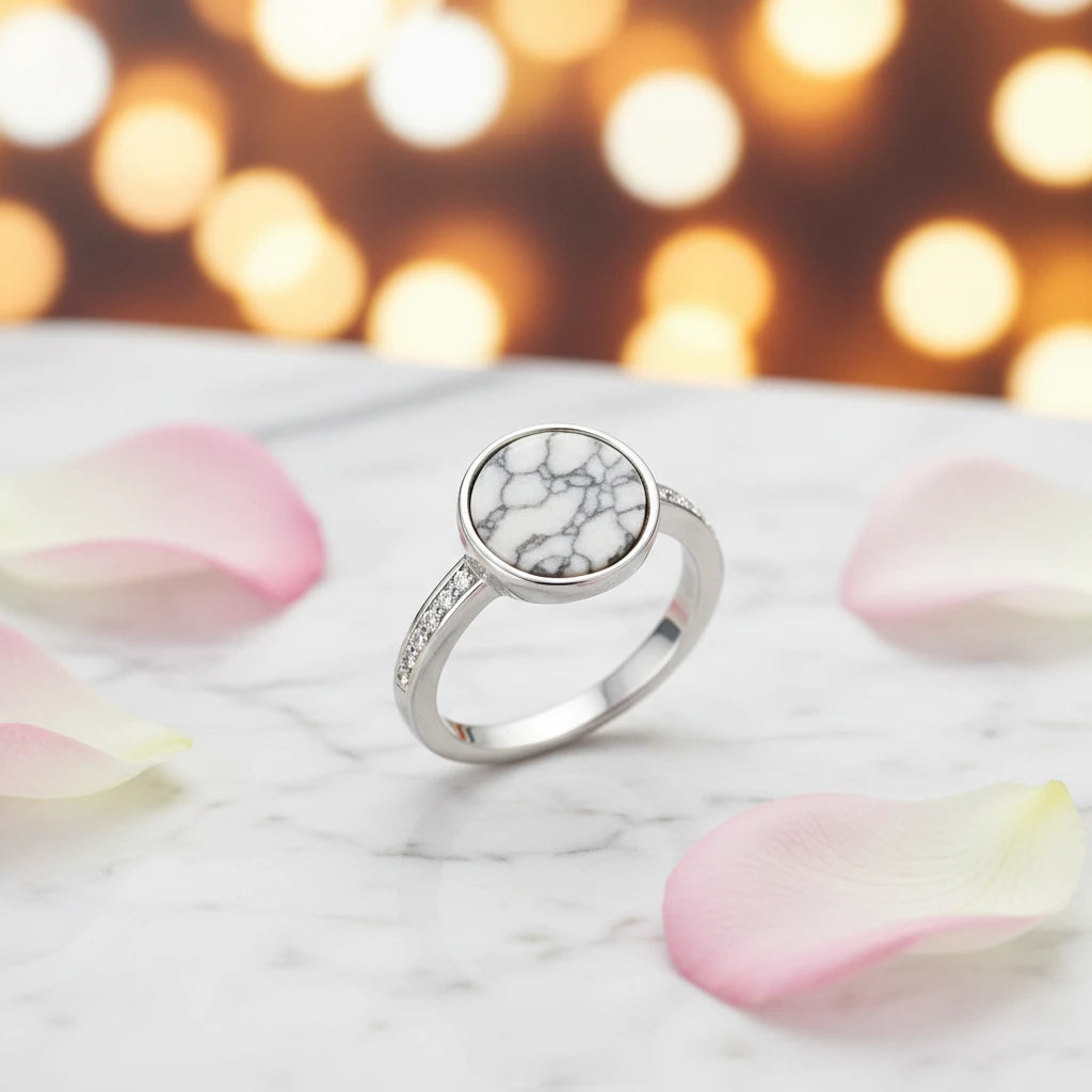 Bague argentée à motifs blancs (bijoux Victoria)