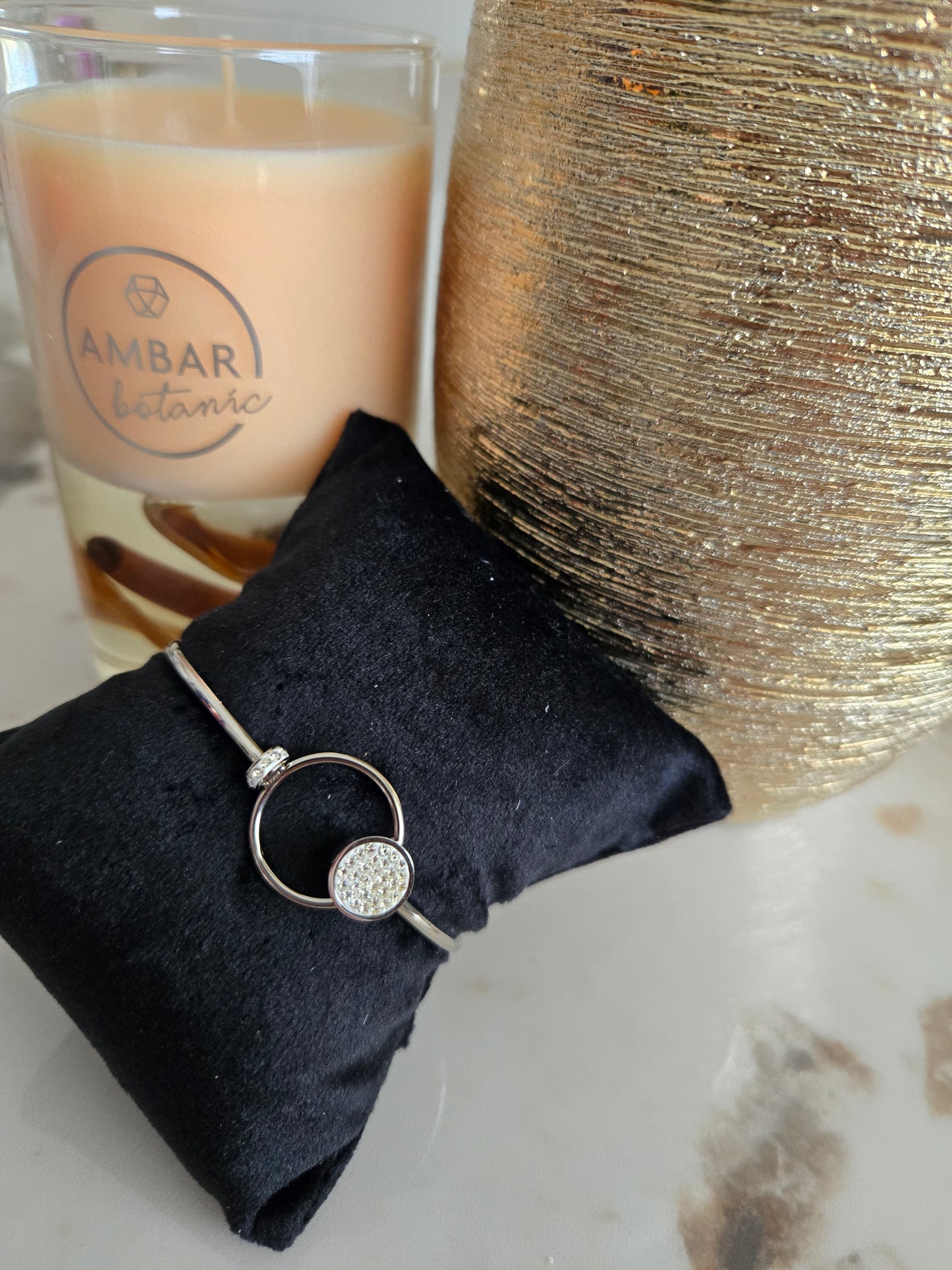 Bracelet argenté avec pierres blanches
