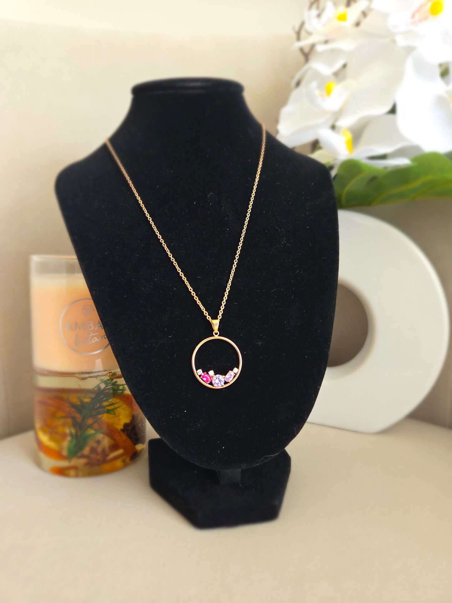 Collier en pierres précieuses couleur or rose