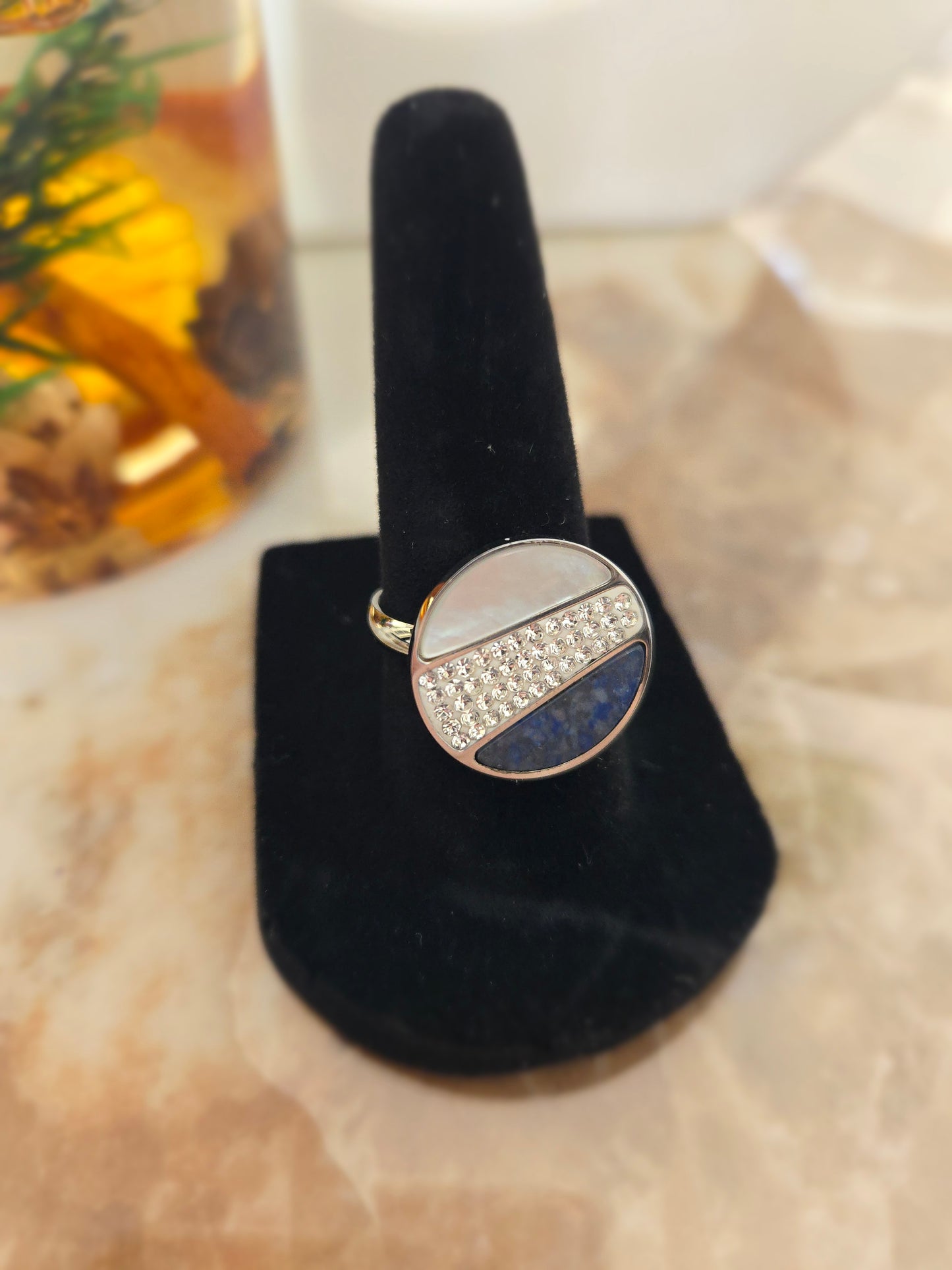 Bague argentée à motifs avec pierres