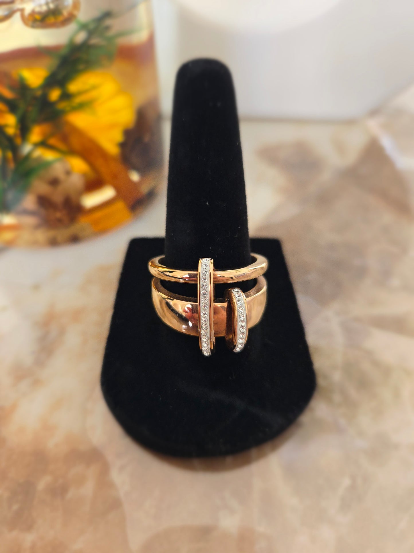 Bague en or rose avec pierre blanche