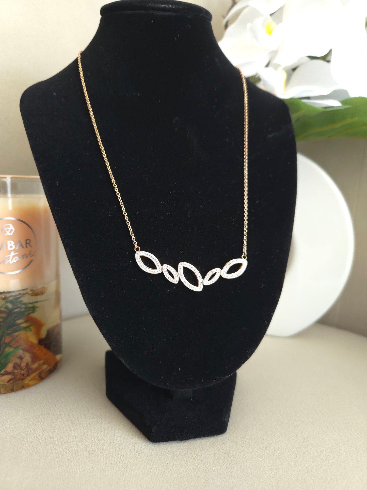 Collier en pierre blanche couleur or rose