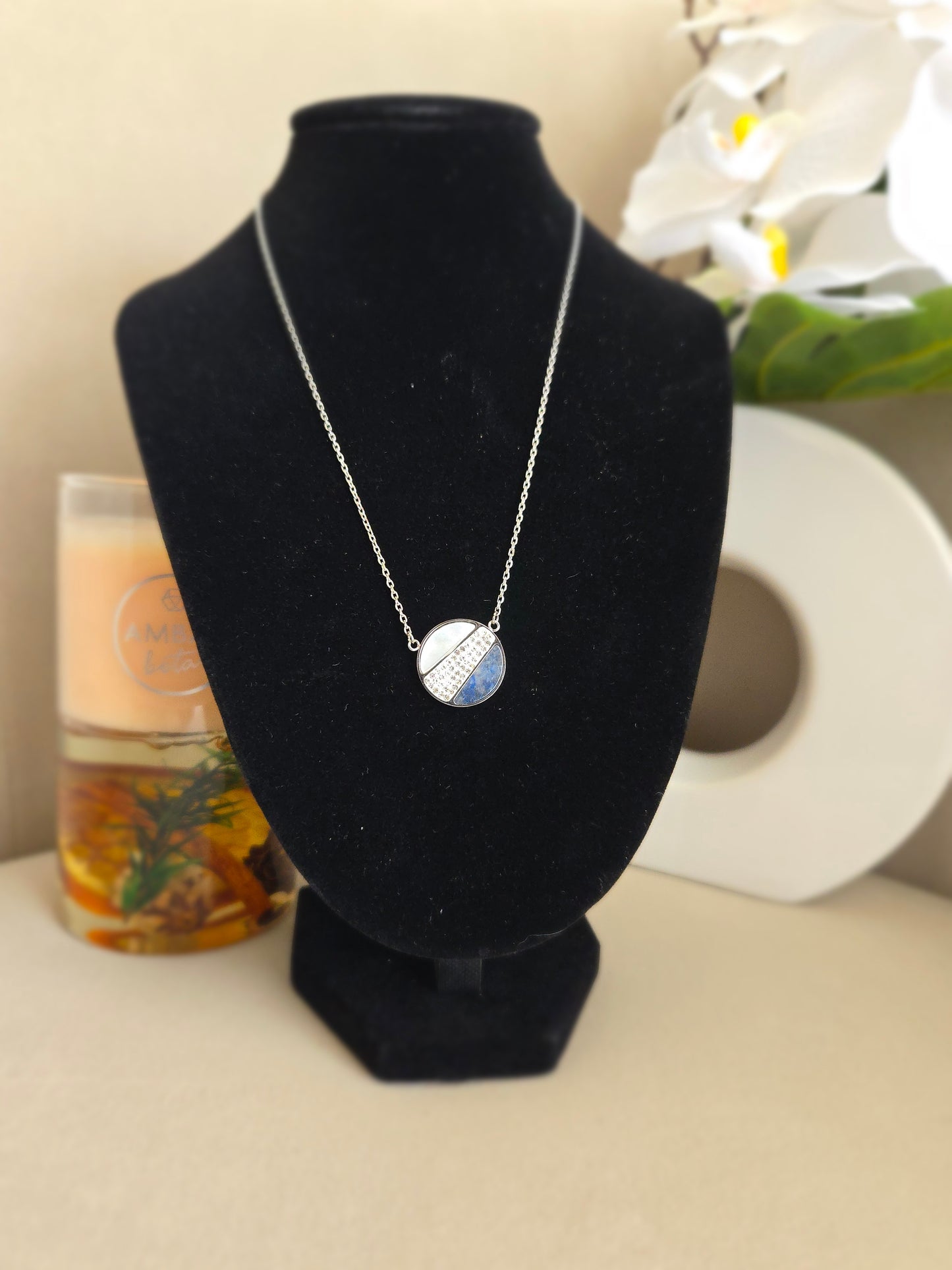Collier à motifs argenté avec pierre