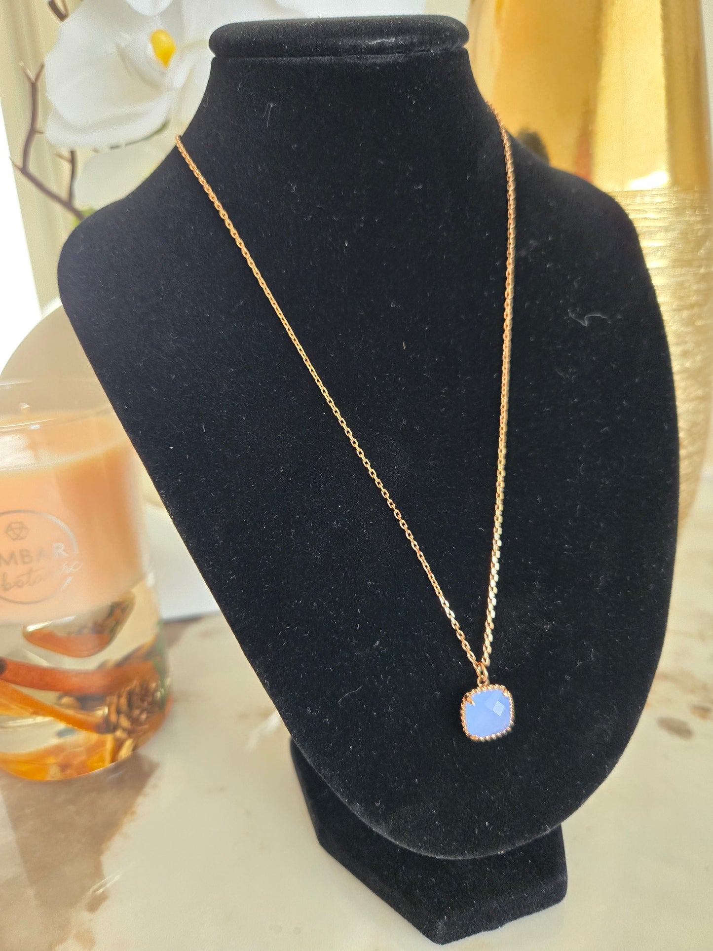 Collier couleur or rose avec pierres bleues
