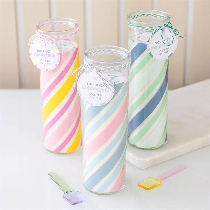 Bougie en tube de chewing-gum rayé de bonbon
