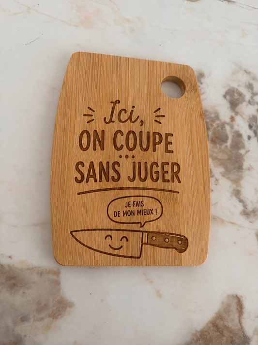 ✨ Planche apéritive en bambou gravée – “Ici, on coupe sans juger” ✨