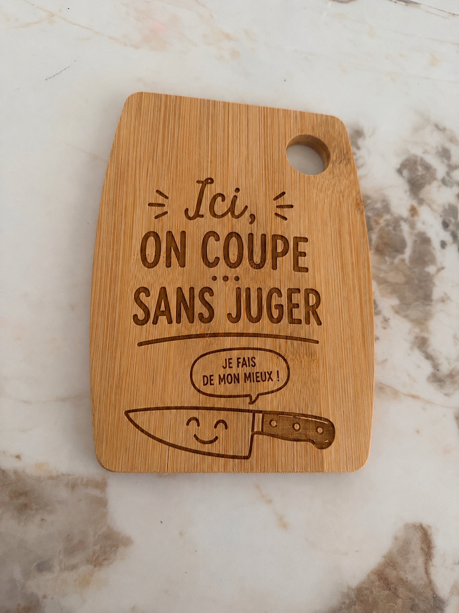 ✨ Planche apéritive en bambou gravée – “Ici, on coupe sans juger” ✨