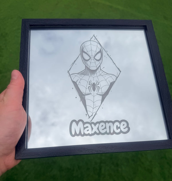 Gravure miroir personnalisée thème Spiderman – 20 x 20 cm 🕷️✨