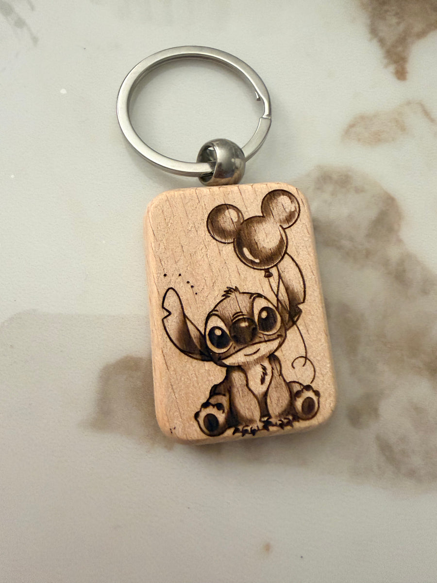 Porte-clés en bois gravé – Stitch