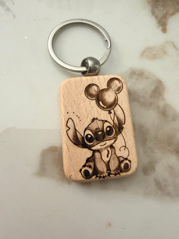 Porte-clés en bois gravé – Stitch