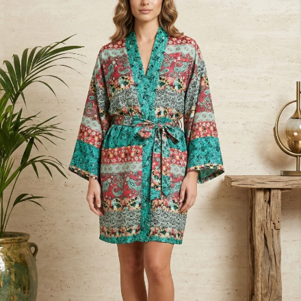(Précommande) Kimono Court en Soie “Santi” Imprimé Patchwork Ethnique & Floral Vert d’INDE