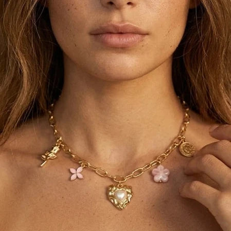 Collier doré charms cœur rose et perles