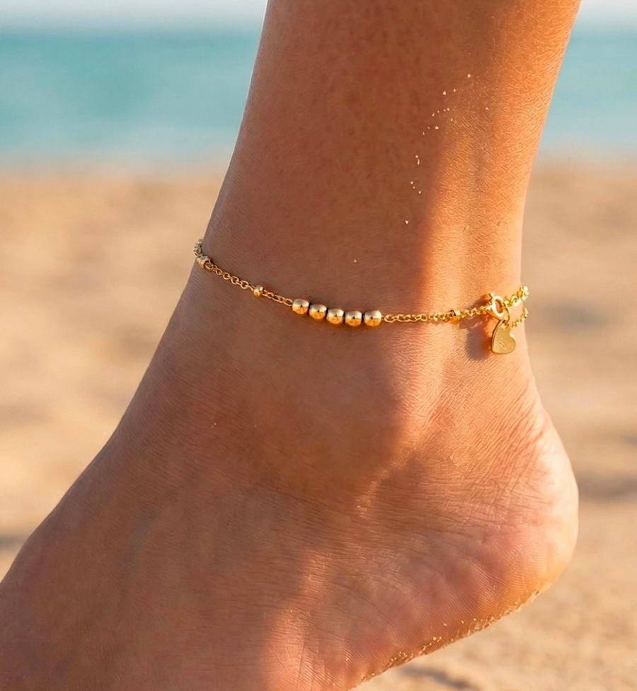 Chaîne de cheville avec petites perles dorées