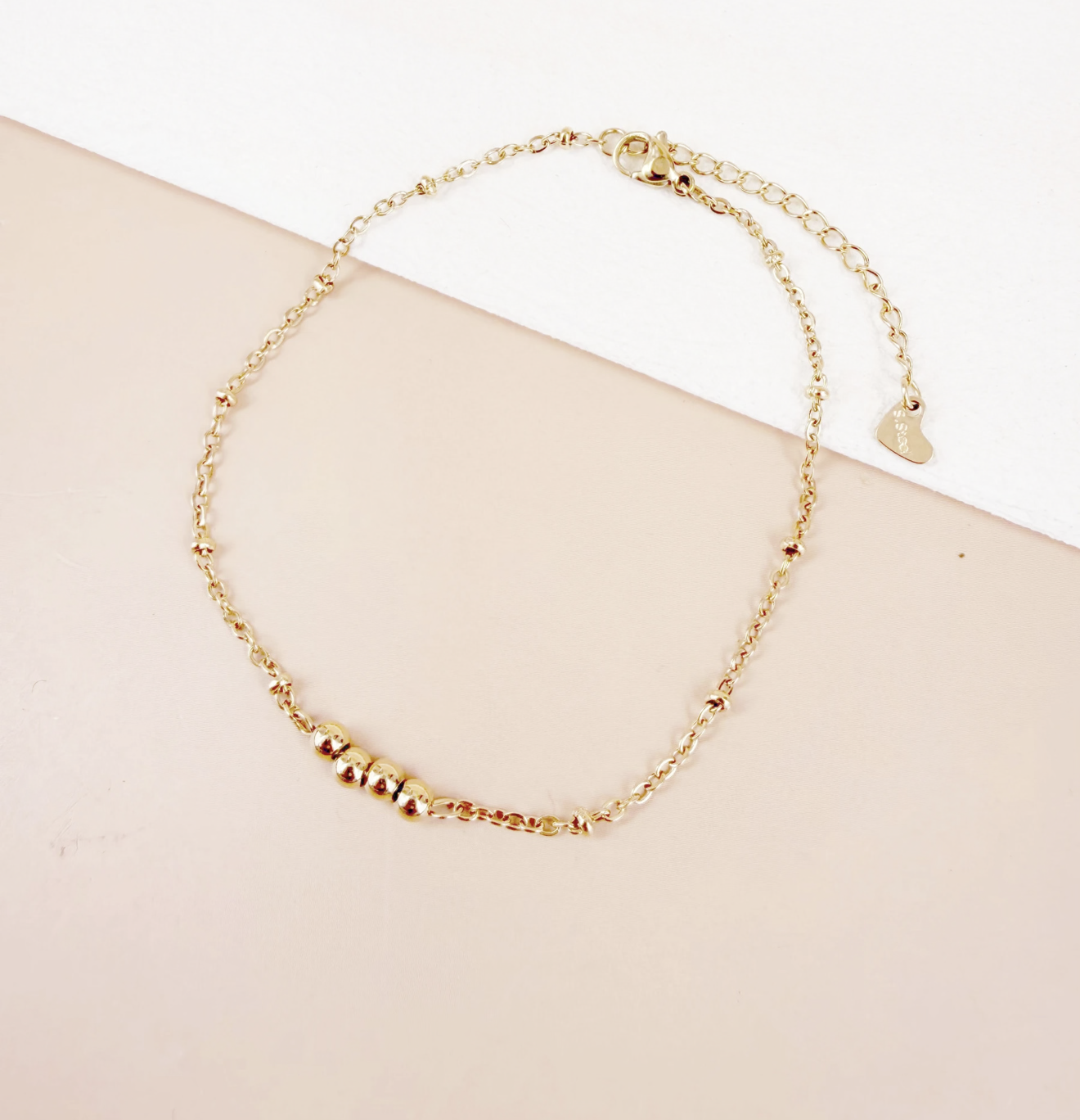 Chaîne de cheville avec petites perles dorées