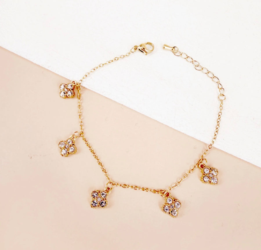 Bracelet motif pendant fleur strass