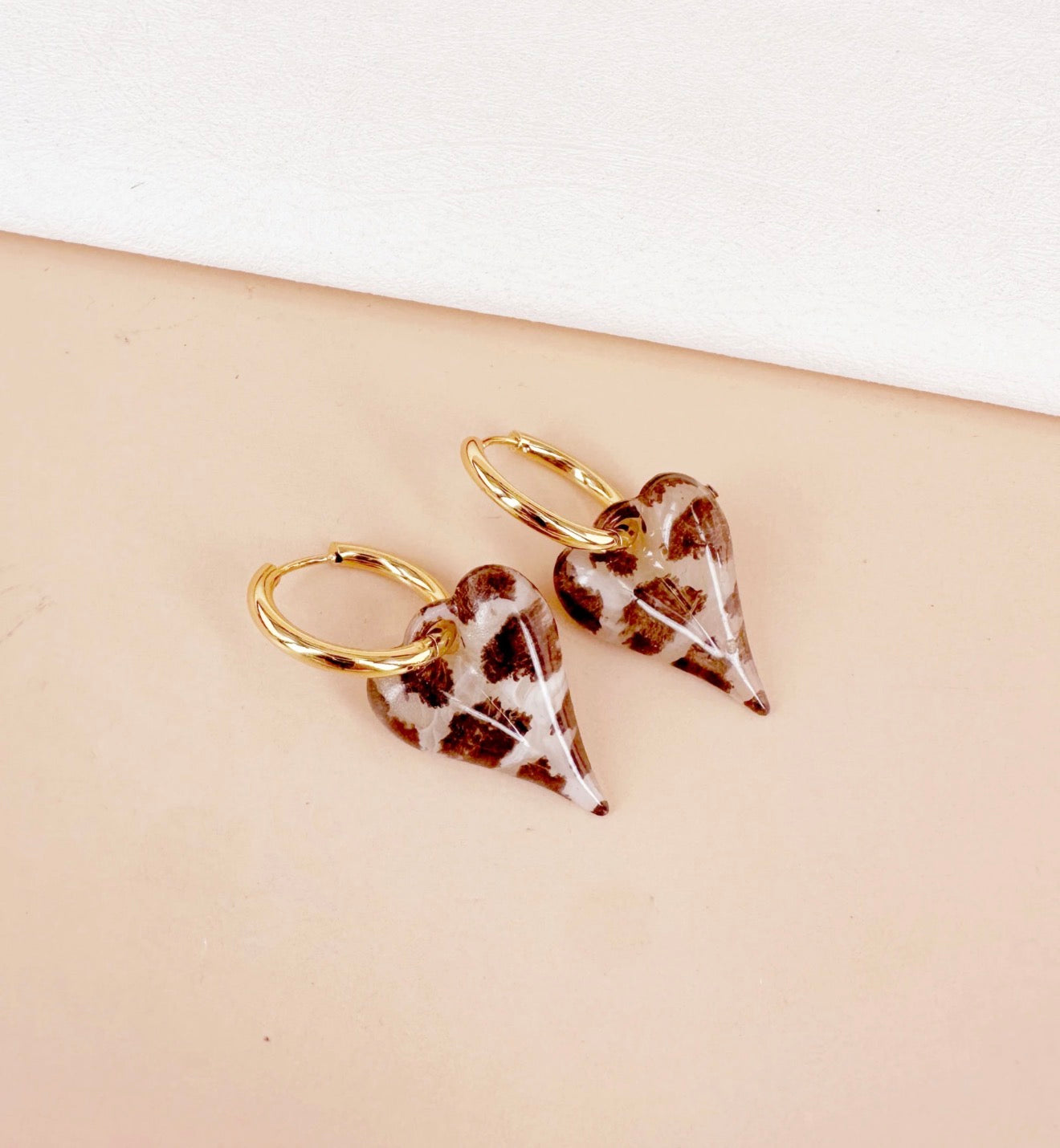 (Précommande) Boucles d'oreilles créoles coeur en résine léopard