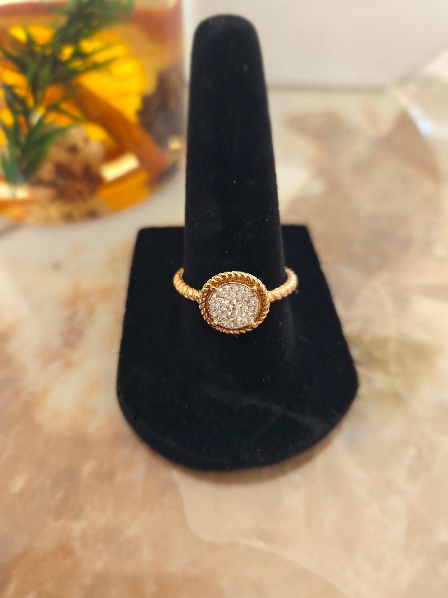 Bague couleur or rose avec pierres blanches