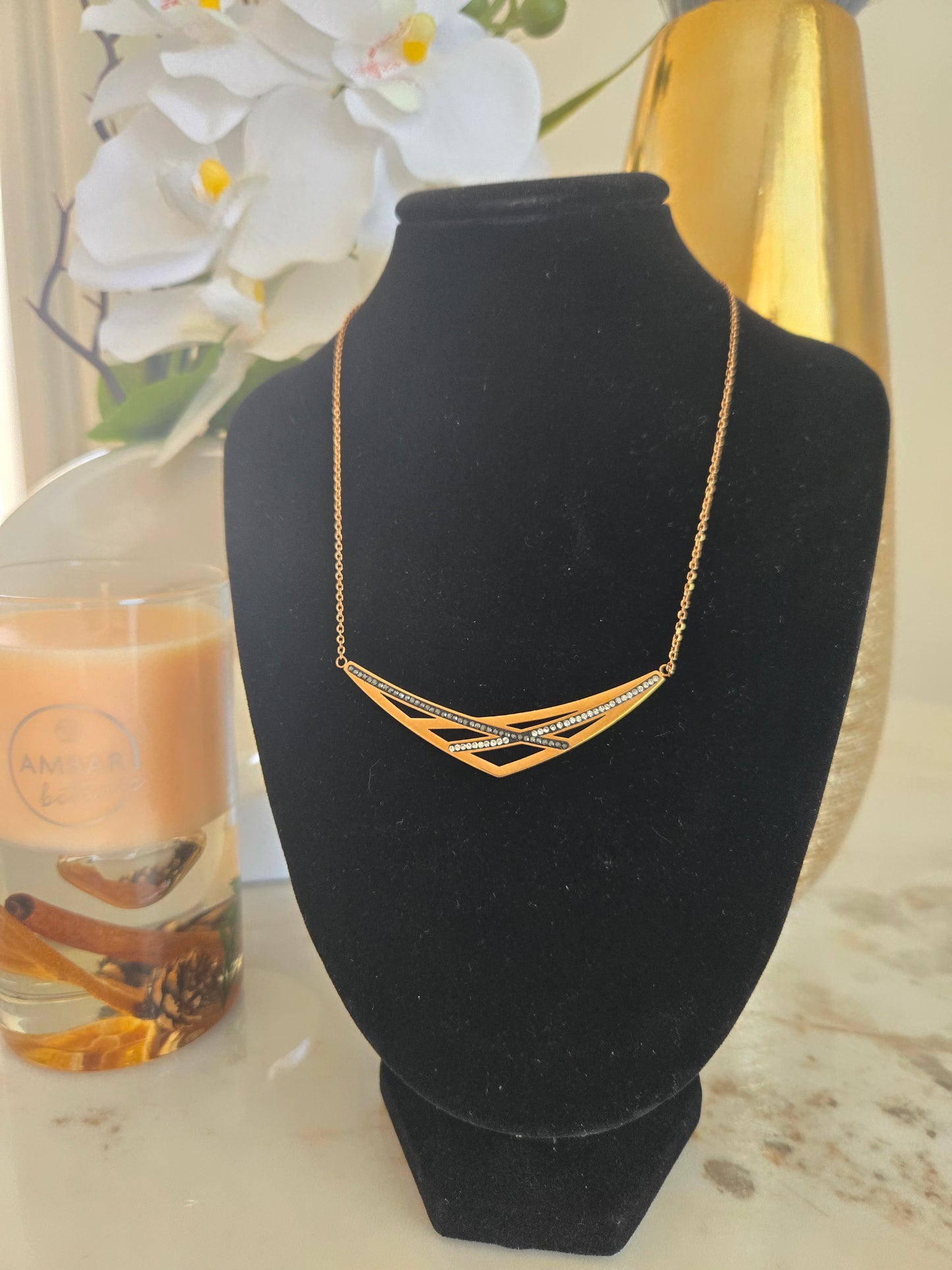 Collier en pierres noires et blanches couleur or rose