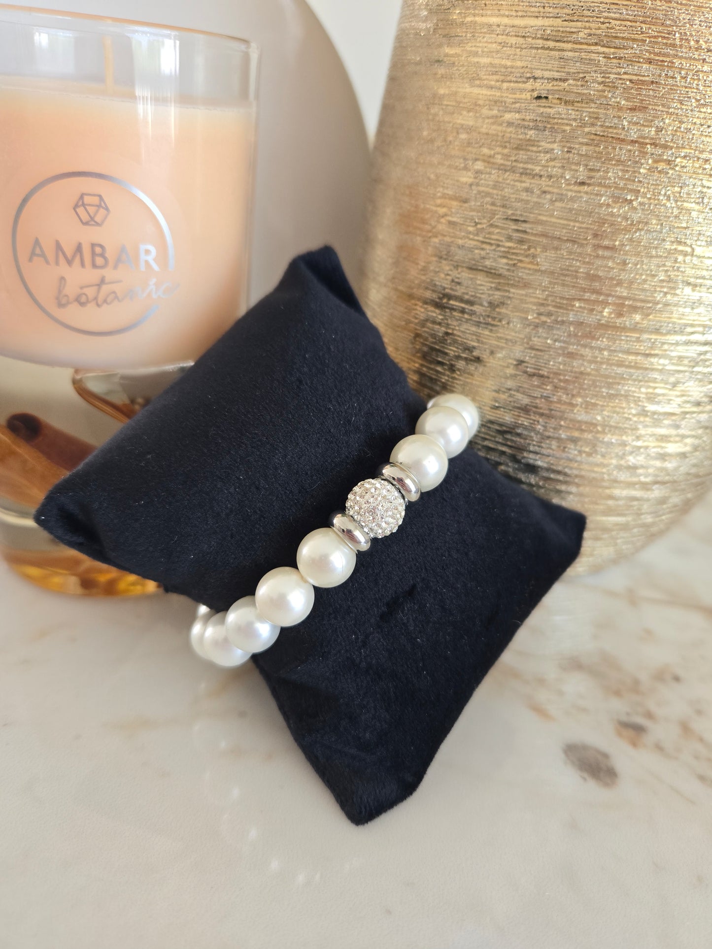 Bracelet en perles blanches couleur argent