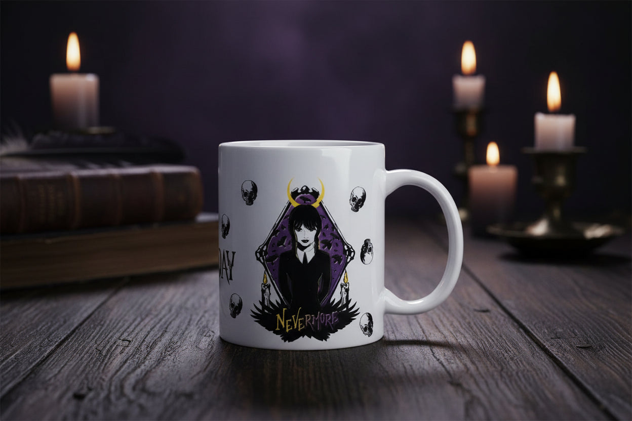 (Précommande) Tasse en porcelaine « Mercredi Nevermore » de 325 ml