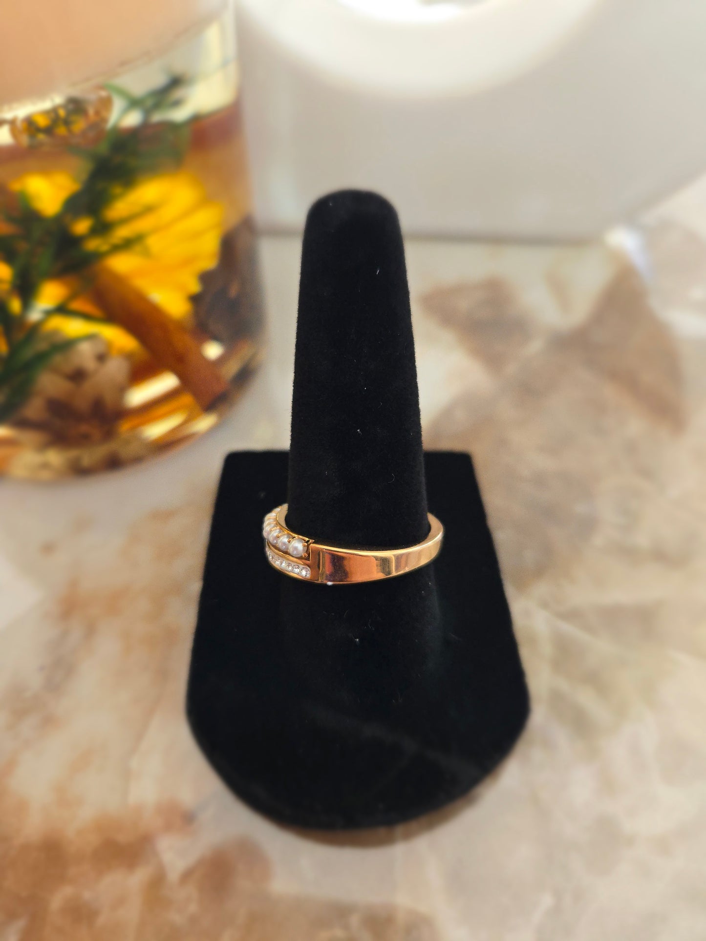 Bague couleur or rose avec pierres blanches et perles