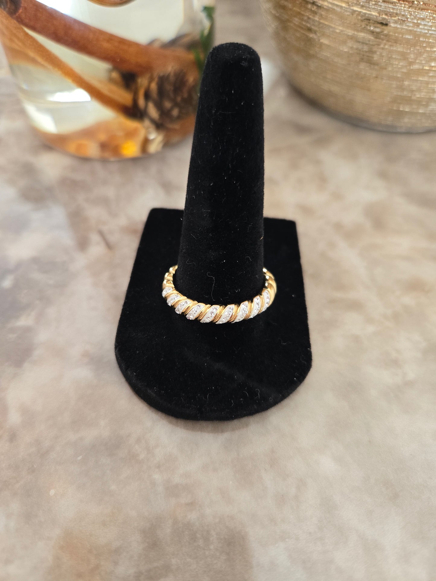 Bague en or avec pierres blanche