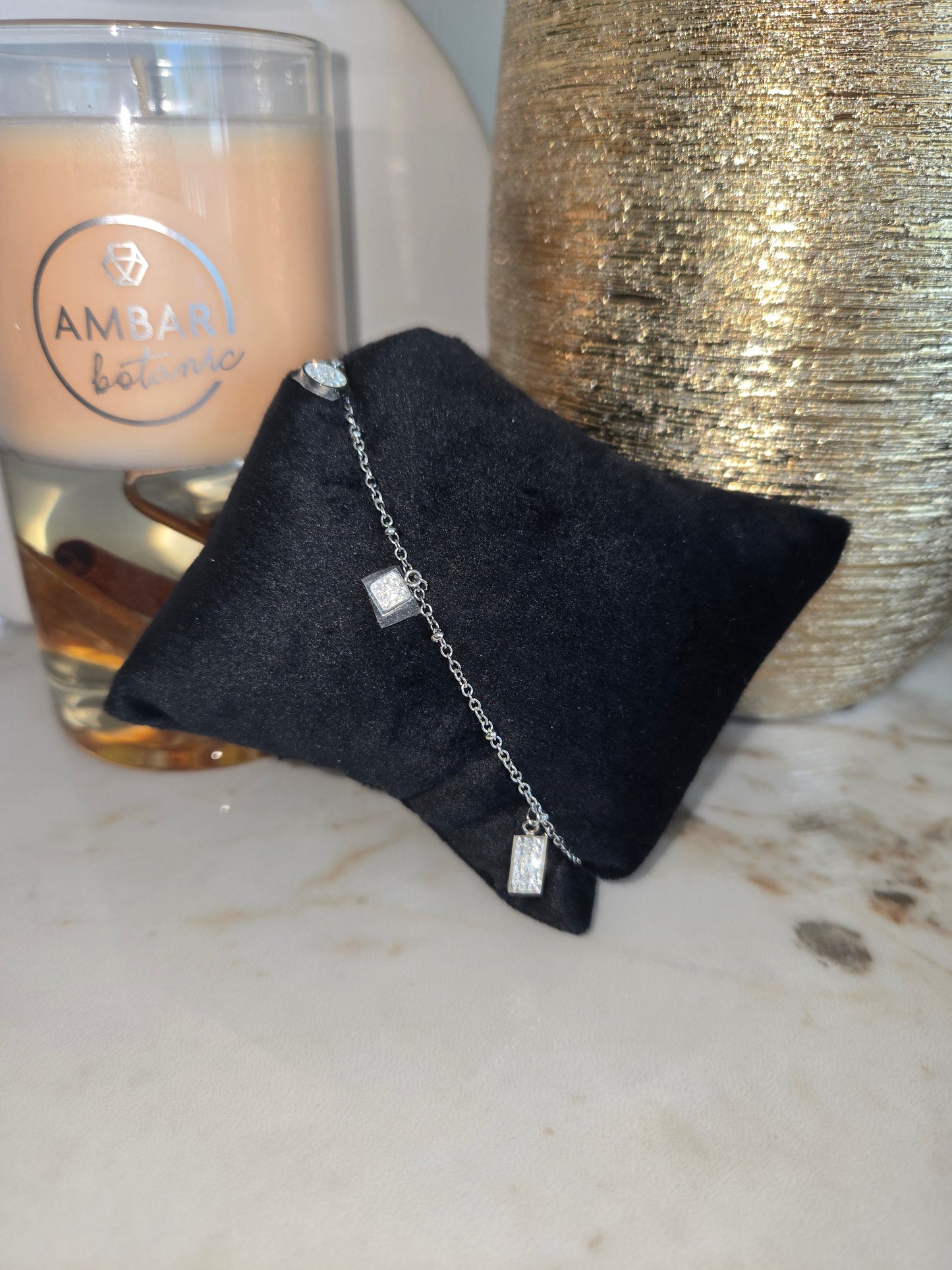 Bracelet argenté avec pierres blanches