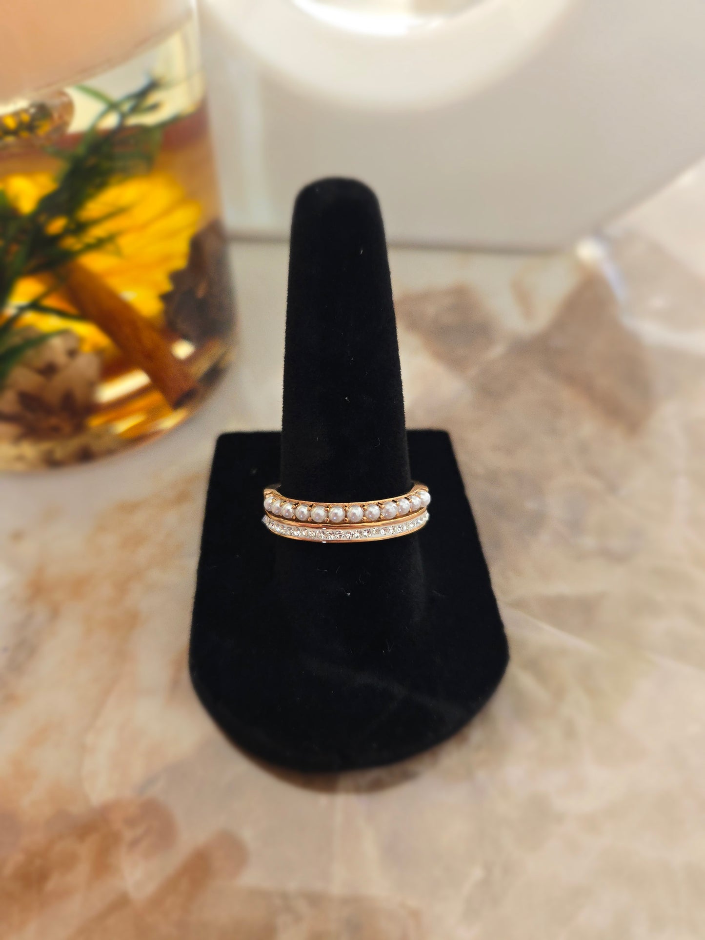 Bague couleur or rose avec pierres blanches et perles