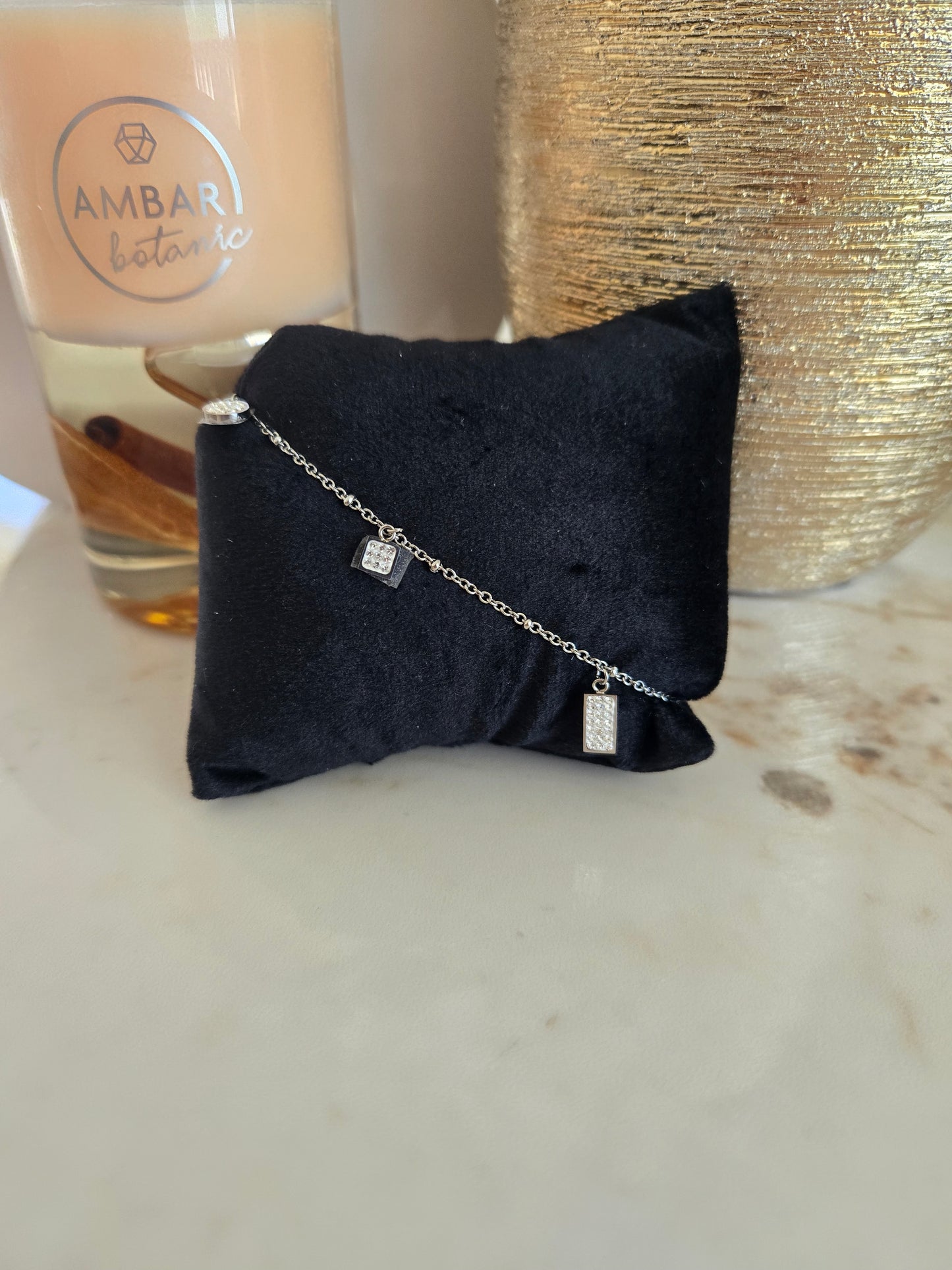 Bracelet argenté avec pierres blanches