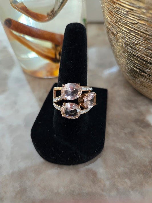Bague or rose avec pierres blanches et rose