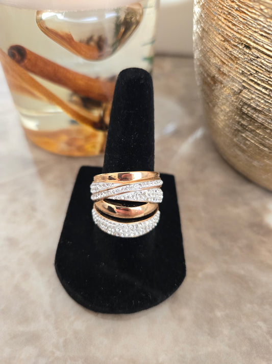 Bague Victoria couleur or rose avec pierres blanches